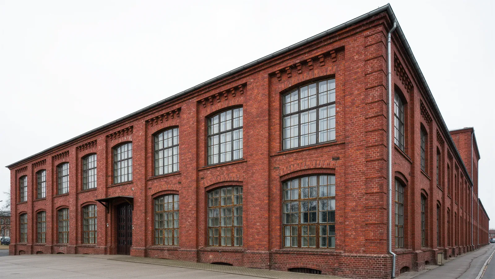 Symbolbild Backsteinhalle mit Stahlfenstern