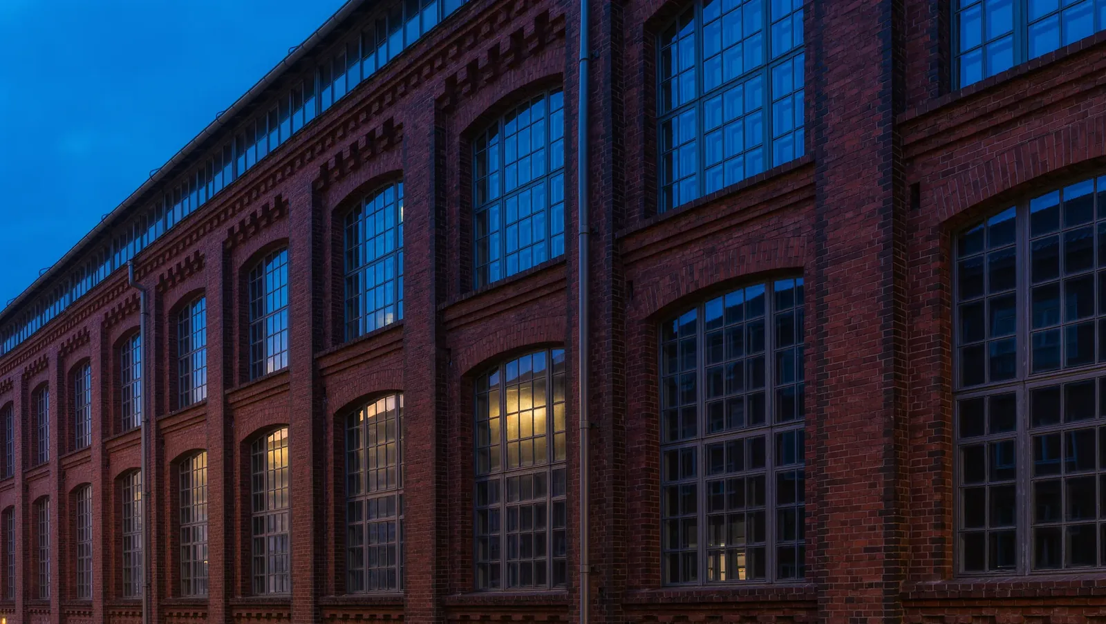 Symbolbild Backsteinhalle mit Stahlfenstern